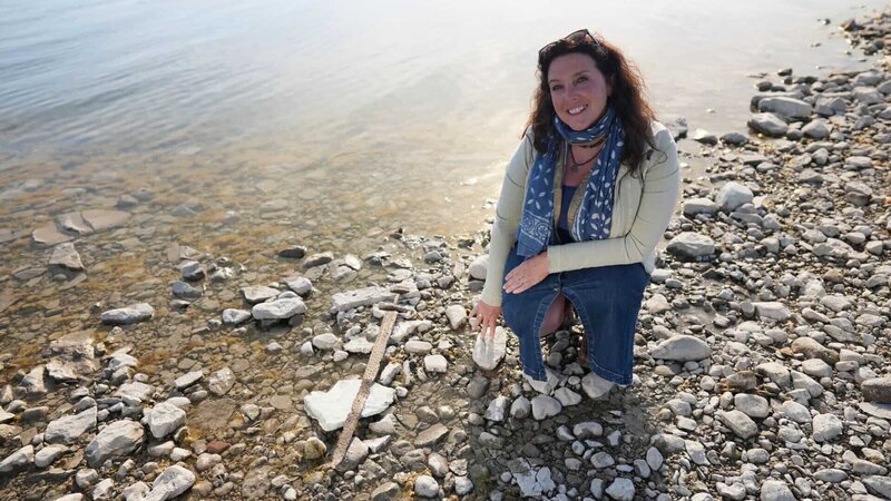Bettany Hughes entdeckt etwas am Strand von Saaremaa. – Bild: RTL /​ Sandstone Global Productions Ltd. /​ Estland