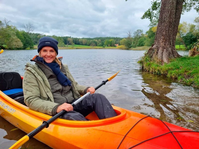 Judith Rakers startet ihre Reise im Süden der Masuren mit einer Kajak-Tour auf dem bekanntesten Wasserweg – der Krutynia. – Bild: WDR