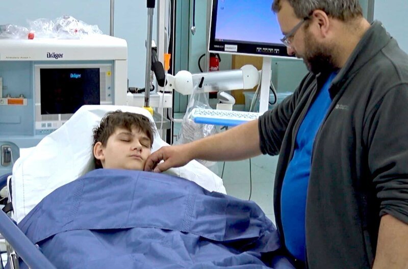 Der 13-jährige Mathis ist gestürzt und hat sich mehrfach den Arm gebrochen. Vater Ralf besucht ihn in der Klinik. – Bild: SWR/​SEO Entertainment GmbH