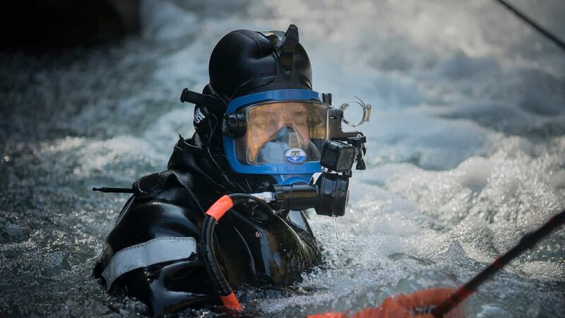Paul Richardson diving. – Bild: Discovery Communications, LLC