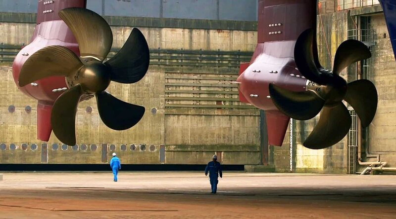 Das Kreuzfahrtschiff erreicht eine Spitzengeschwindigkeit von gut 45 Stundenkilometern. Für seinen Antrieb sorgen drei große Edelstahlpropeller, die unter dem Rumpf des Schiffes angebracht sind. Diese wurden im März 2016 auf die Antriebsgondeln montiert. Jeder der Propeller hat einen Durchmesser von mehr als sechs Metern und wiegt rund 26 Tonnen. – Bild: N24 Doku