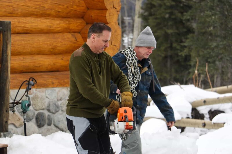 Don Wolcott caries a chainsaw and Neil Darish carries a chain over the shoulder. – Bild: Discovery Communications