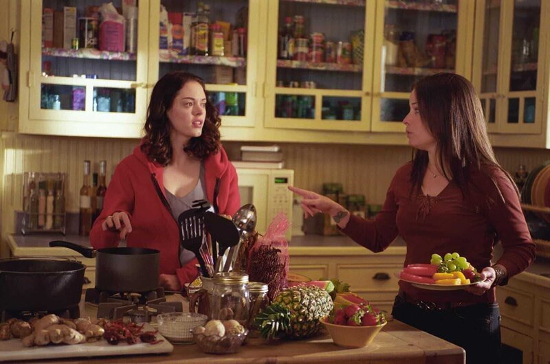 In der Küche unterhalten sich Piper (Holly Marie Combs, r.) und Paige (Rose McGowan, l.) über die mysteriösen Vorfälle. – Bild: 2019 CBS Studios Inc. All Rights Reserved. Lizenzbild frei