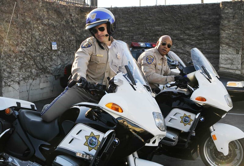 Empty Quiver-- Special Agent Sam Hanna (LL COOL J, right) and Special Agent G. Callen (Chris O’Donnell), try to expose the illegal operation by posing as California highway patrol officers, on NCIS: LOS ANGELES, Tuesday, Feb. 15 (9:00–10:00 PM, ET/​PT) on the CBS Television Network. Photo: SONJA FLEMMING/​CBS. ©2011 CBS BROADCASTING INC. All Rights Reserved. . – Bild: CBS Studios Inc. All Rights Reserved. Lizenzbild frei