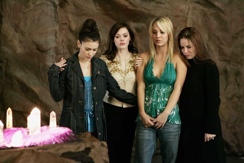 L-R: Phoebe (Ayssa Milano), Paige (Rose McGowan), Billie (Kaley Cuoco) und Piper (Holly Marie Combs) – Bild: Paramount Pictures Lizenzbild frei