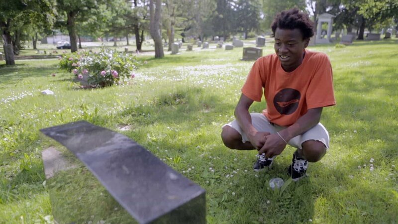 Keire Johnson auf dem Friedhof – Bild: GEO Television