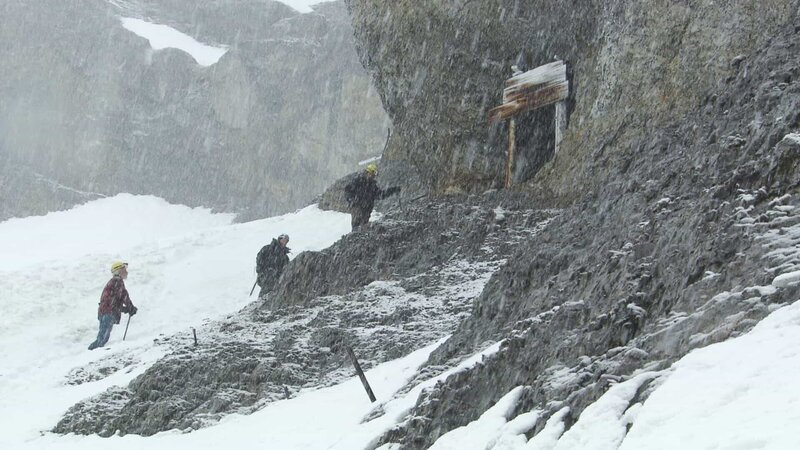 Three men walking into the entrance of the mine. – Bild: Discovery Communications