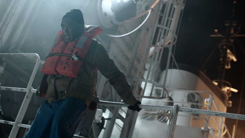 Um ihr Leben zu retten, müssen die Besatzungsmitglieder von dem brennenden Chemietanker ins eiskalte Meerwasser springen. – Bild: N24 Doku