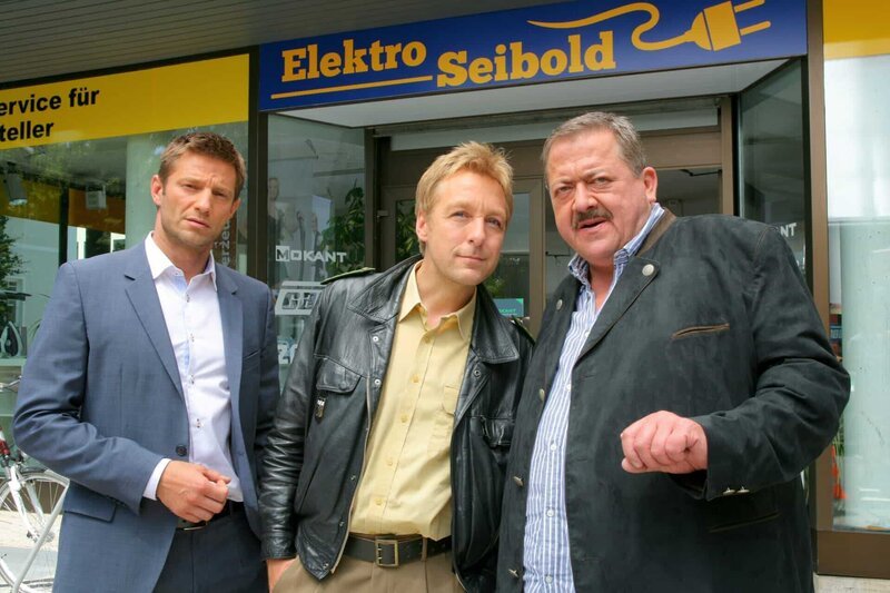 L-R: Hansen (Igor Jeftic), Mohr (Max Müller) and Hofer (Joseph Hannesschläger). – Bild: ZDF/​Bavaria Fernsehprod./​Christian A. Rieger