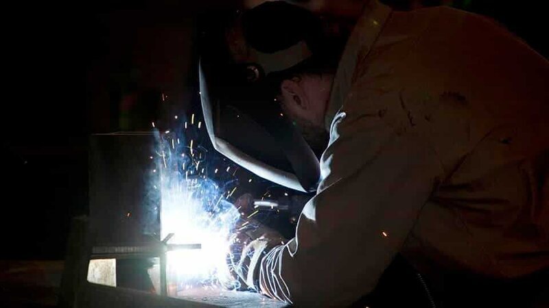 Welding with bright sparks flying. – Bild: Discovery Communications