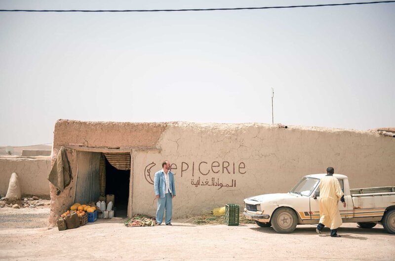 Victor (Vlad Ivanov) erfragt sich seinen Weg in einem Gemischtwarenladen mitten in der Wüste. – Bild: Mirage Film /​ © Mirage Film
