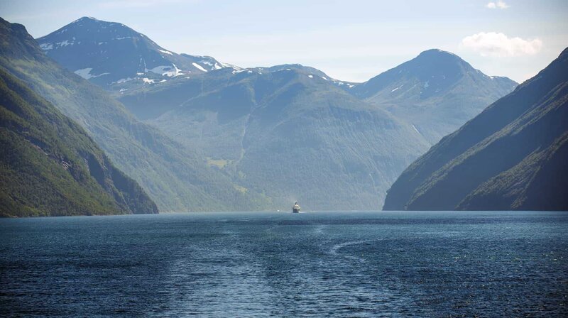Angesichts der Majestät der großen Fjorde Norwegens wirkt sogar ein Kreuzfahrtschiff ganz klein. – Bild: SWR/​NDR/​Michel Struve