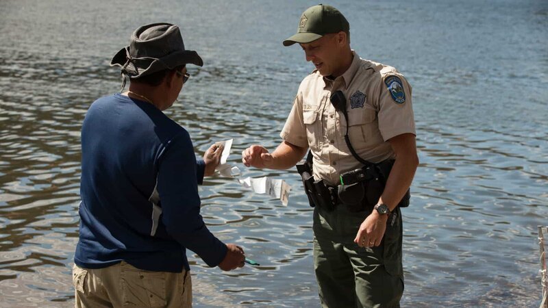 Officer Jon ensuring a fisherman is logging his catch. – Bild: Animal Planet /​ Discovery Communications