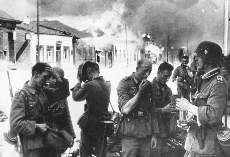 Nazis betreten die Stadt Witebski in Russland am 22. August 1941. – Bild: RTL /​ ©WildBear Entertainment 2021