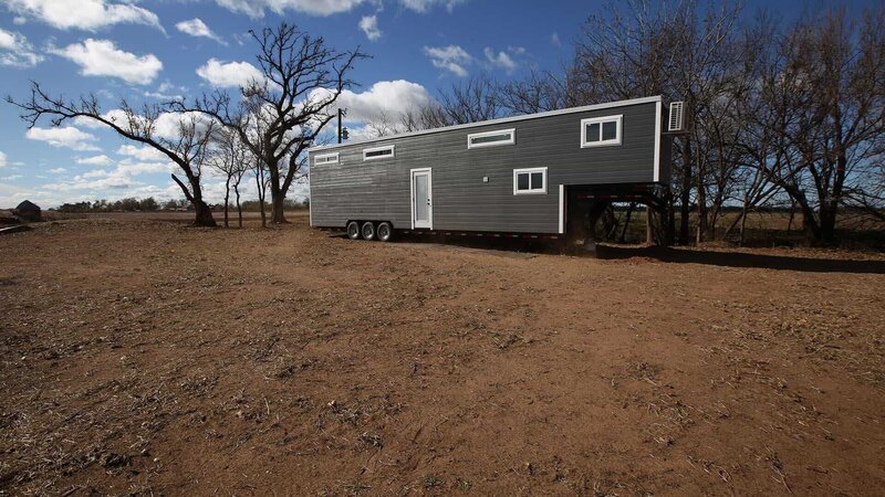 The white trim and grey siding is a beautiful pop of color against the field from the farm, for Ty and Taylor’s build, in Enid, Oklahoma, as seen on Tiny House, Big Living. – Bild: 2018, Scripps Networks, LLC. All Rights Reserved.