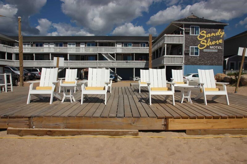 New patio furniture from Seaside Casual Patio Furniture outside the Sandy Shore Motel in Westerly, RI – Bild: 2016, The Travel Channel, L.L.C. All Rights Reserved