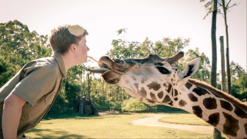 Robert with a giraffe. – Bild: DSPL