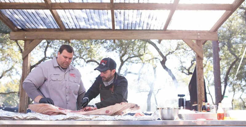 Brandon Manley (r.) and his partner Bryan preparing a whole hog for the long cook challenge. – Bild: Discovery Communications