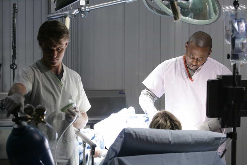 Dr. Robert Chase (Jesse Spencer, li.) und Dr. Eric Foreman (Omar Epps) kümmern sich um die kleine Patientin Hannah, die nach einem Autounfall ins Krankenhaus eingeliefert wurde. – Bild: NBC Universal, Inc. Lizenzbild frei