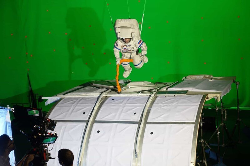 Robert Curbeam hängt während seines EVAs am Destiny-Labor. – Bild: Discovery Communications
