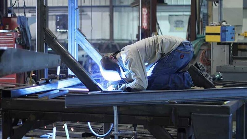 Pelletier employee in shop welding metal bars. – Bild: Discovery Communications