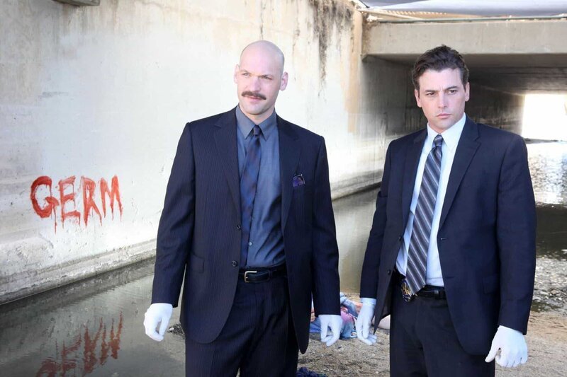 Detective Thomas „TJ“ Jaruszalski (Corey Stoll, l.) und Detective Rex Winters (Skeet Ulrich) – Bild: RTL