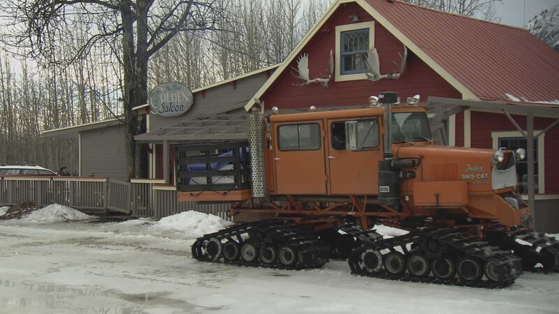 Sno Cat (truck) parked in front of the McCarthy General Store. – Bild: Discovery Communications