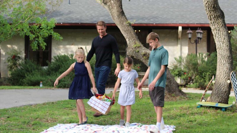 Evans family set up picnic to discuss their future home in decision scene in episode 202, as seen on HGTV’s House Hunters Family – Bild: 2018, Scripps Networks, LLC. All Rights Reserved.
