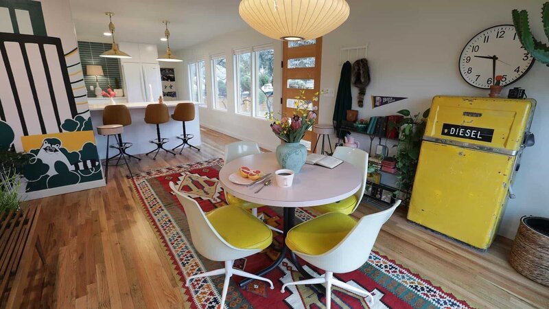The Mural House’s dining room is mid-century quirkiness at its finest, with a vintage gas pump, a Southwestern rug, a brand new wooden front door, and of course the mural on the wall, as seen on HGTV’s Boise Boys. – Bild: 2019, Discovery, Inc. All Rights Reserved.