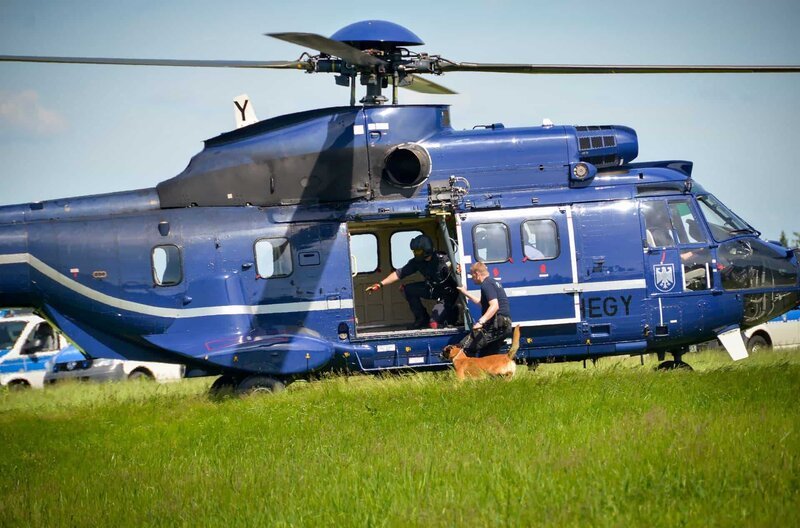 Polizeihund per Hubschrauber auf dem Weg zum Einsatz – Bild: MDR/​Bundespolizeidirektion Pirna