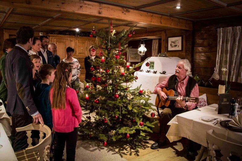 Weihnachten im Hotel Madlochblick mit den Hausgästen und Konrad Huber – Bild: ServusTV /​ epo-film
