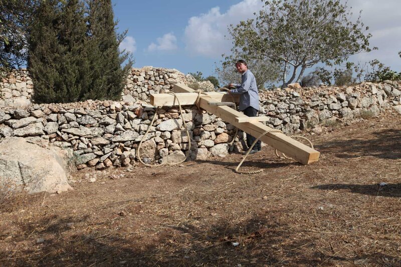 Jerusalem, Israel – Shimon Gibson (Hauptbeitragszahler) und Kreuz. – Bild: WAGtv