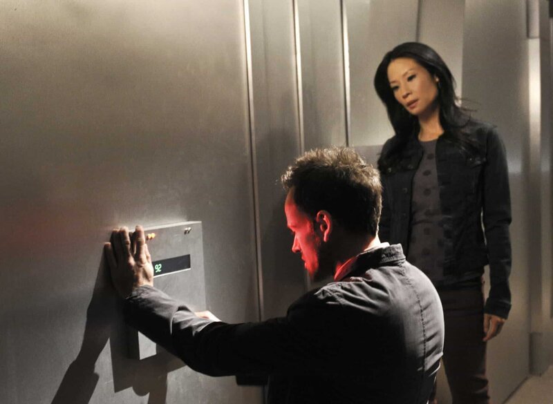 Als ein einbruchssicherer Banktresor geknackt wurde, beginnt Sherlock Holmes (Jonny Lee Miller, l.) mit den Ermittlungen und wird von Joan Watson (Lucy Liu, r.) unterstützt … – Bild: Dieses Bild darf ausschließlich nach Maßgabe der Allgemeinen Geschäftsbedingungen für die Presselounges der Sender der ProSiebenSat.1 Media SE (AGB) genutzt werden. Die in den AGB festgesetzten Rechteeinschränkungen sind unbedingt  …