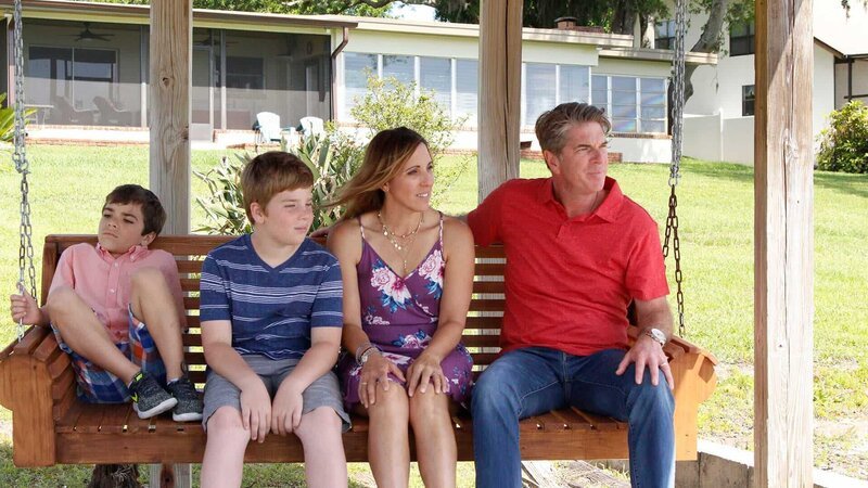 Rowland family takes in the lake view on the porch swing in house 1 in episode 204, as seen on HGTV’s House Hunters Family – Bild: 2018, Scripps Networks, LLC. All Rights Reserved.