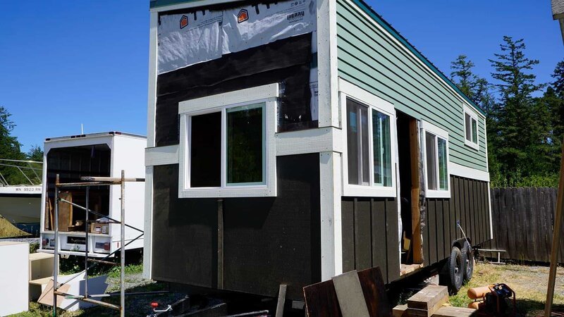 Charli Schmidt’s tiny house build has made tons of progress with the exterior siding almost complete featuring gorgeous, seafoam green metal siding that was salvaged from a 120 year old barn on San Juan Island, Washington, as seen on Tiny house, Big Living. – Bild: 2017, Scripps Networks, LLC. All Rights Reserved.