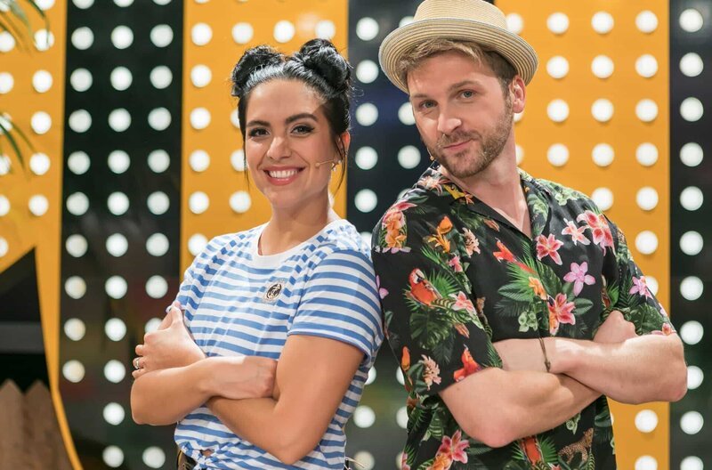 Die „Tigerenten Club“-Moderatoren Jessica Schöne und Johannes Zenglein – Bild: „Bi …