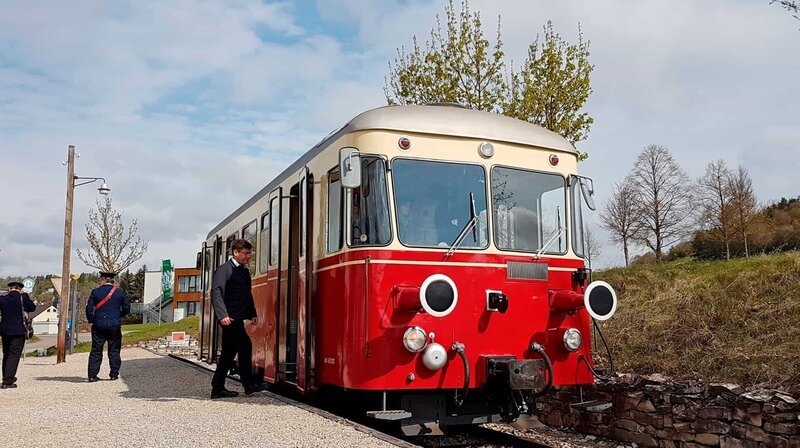 Der erste Zug in der Fahrsaison der Härtsfeld-Museumsbahn im Jahr 2017. – Bild: SWR/​Bettina Bansbach