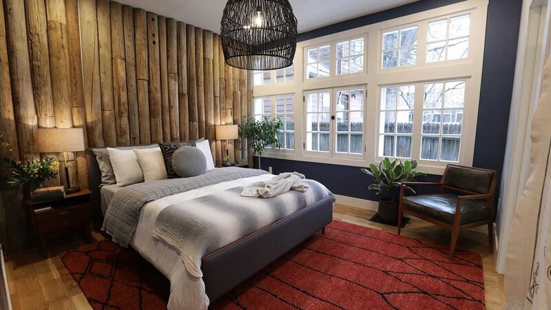 The Pyramid House’s master bedroom features a unique tribute to the Craftsman style of home-building, an accent wall made from reclaimed wood posts, as seen on HGTV’s Boise Boys. – Bild: 2019, Discovery, Inc. All Rights Reserved.