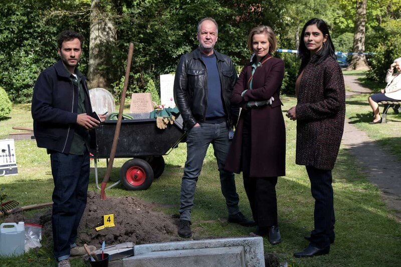 Lena Testorp (Anna von Haebler, 2.v.r.), Sarah Khan (Pegah Ferydoni, r.) Max Nordmann (Garry Fischmann, l.) und Oskar Schütz (Marek Erhardt, 2.v.l.) vermuten einen Raubmord. Das Opfer hatte kein Handy und Portemonnaie bei sich. Kann die Friedhofschefin weiterhelfen? – Bild: Manju Sawhney /​ ZDF Enterprises GmbH /​ Die Verwendung ist nur bei redaktioneller Berichterstattung im Rahmen einer Programmankündigung ab 2 Monate vor der ersten Auss /​ © ZDF/​Manju Sawhney