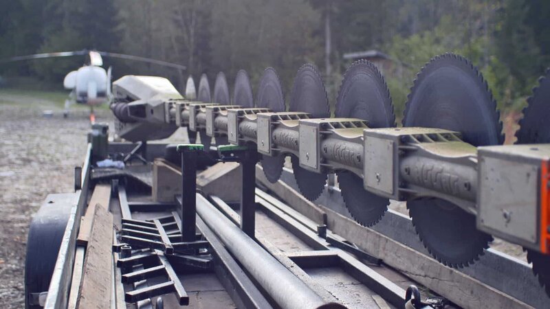 Die Hochleistungsmotormaschinen gehören zu den effizientesten ihrer Art. Ihre Sägeaggregate verarbeiten selbst dickste Stämme binnen Minuten zu Kleinholz. – Bild: N24 Doku Die Hochleistungsmotormaschinen gehören zu den effizientesten ihrer Art. Ihre Sägeaggregate verarbeiten selbst dickste Stämme binnen Minuten zu Kleinholz. – Bild: N24 Doku