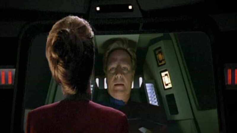 Kathryn Janeway (Kate Mulgrew) und Captain Braxton (Allan Royal) – Bild: Tele 5