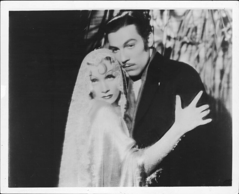 Concha Perez (Marlene Dietrich, l.); Antonio Galvan (Cesar Romero, r.) – Bild: 1935 EMKA, LTD. Copyright Renewed. All Rights Reserved. Lizenzbild frei