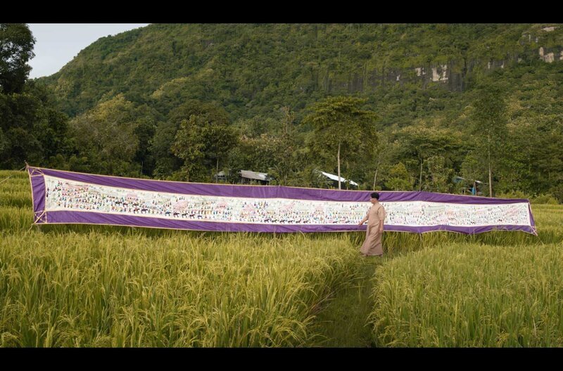 Bissu Eka geht am traditionellen Bugi-Teppich entlang. Mit Mitte 40 gehört Bissu Eka zu den jüngsten Bissu. – Bild: Umbra Motion Picture Company/​Egoli Tossell Pictures /​ © Umbra Motion Picture Company/​Egoli Tossell Pictures