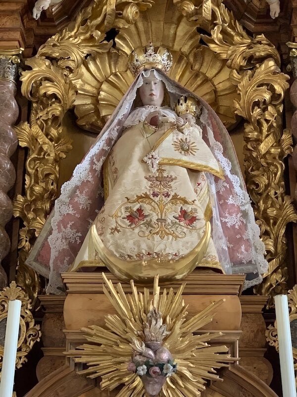 Muttergottes-Figur in der Wallfahrtskirche Mariä Himmelfahrt auf dem Hohen Peißenberg. – Bild: BR/​Frida Buck