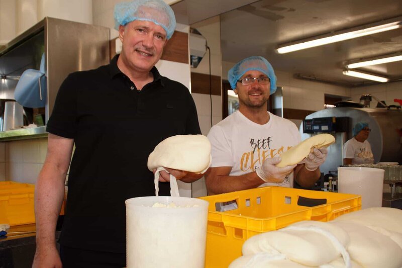 Alexander Herrmann (links) und Markus Berl beim Käsemachen. – Bild: Frank Johne /​ BR /​ BR/​Frank Johne