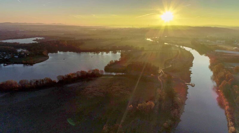 Sonnenaufgang an der Weser. – Bild: WDR/​MacroTele-Film