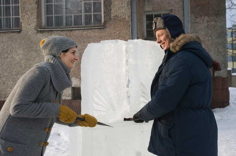 Rosina (Johanna af Schultén) und ihr Freund der Polizist Ulpukka (Jaakko Saariluoma) formen zusammen eine Eisfigur. – Bild: MDR/​Zodiak Finland Oy/​Malla Hukkanen