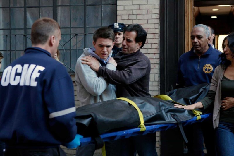 LAW & ORDER: SPECIAL VICTIMS UNIT -- „Babes“ Episode 1006 -- Pictured: (l-r) Jesse McCartney as Max Matarazzo, Ray Abruzzo as Gordan Vidal -- NBC Photo: Will Hart – Bild: NBC Universal, Inc ©13TH STREET Photocredit Mandatory, Editorial Use Only, NO archive, NO Resale