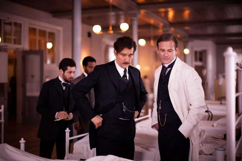 Dr. Thackery (Clive Owen, vorne l.) und Dr. Gallinger (Eric Johnson, vorne r.) bei einer Visite. Hinten links Michael Angarano als Bertie Chickering und André Holland als Algernon Edwards. – Bild: 2014 Home Box Office, Inc. All rights reserved. HBO Â® and all related programs are the property of Home Box Office, Inc.
