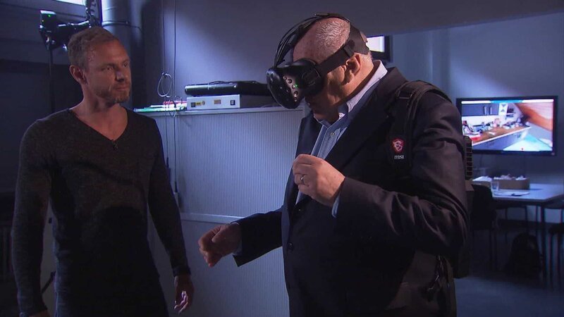 Ralf Breker (links) und Oliver Bendixen mit 3D-Brille auf Spurensuche. – Bild: BR